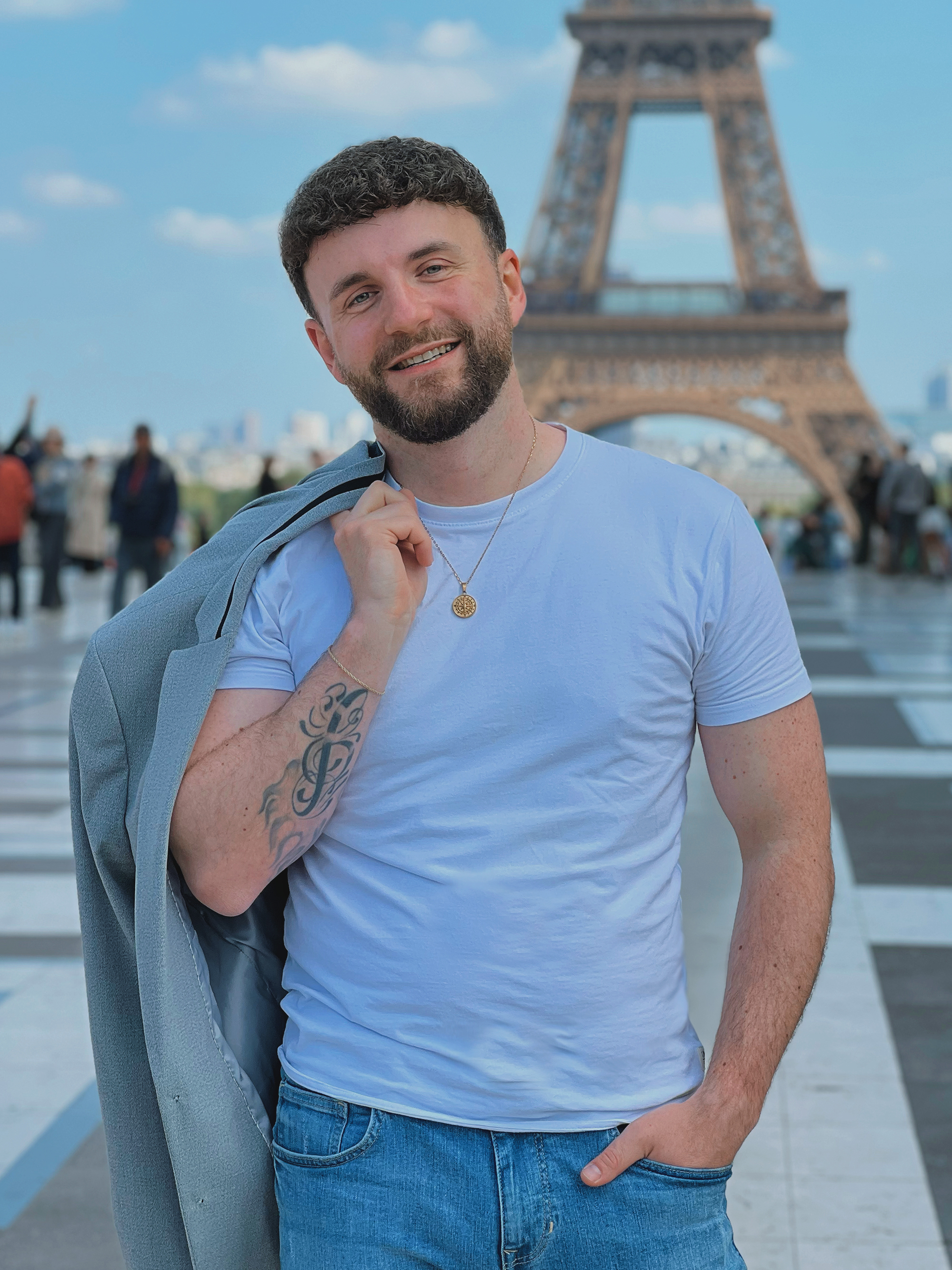 Max Fritzsching vor dem Eiffelturm